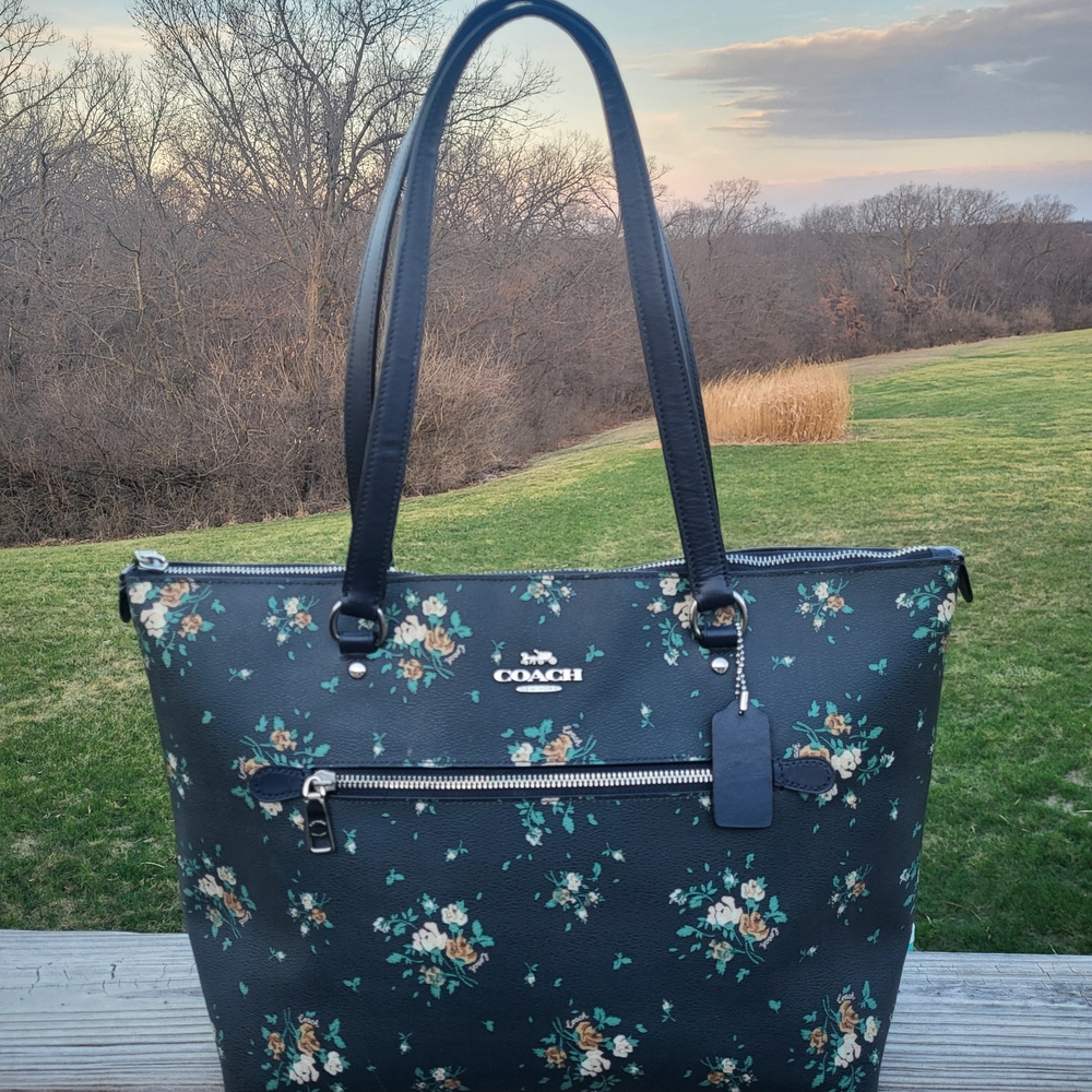 Coach Gallery Large Tote With Rose Bouqet Print